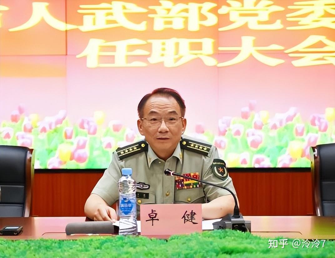 现任江西省鹰潭市委常委,鹰潭军分区政治委员.