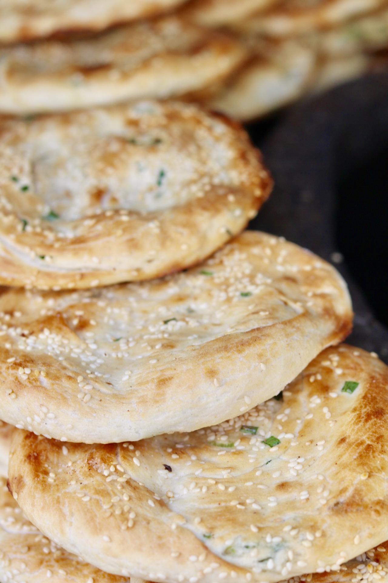 大饼作为上海早餐四大金刚之首,是最正宗的传统早餐之一.