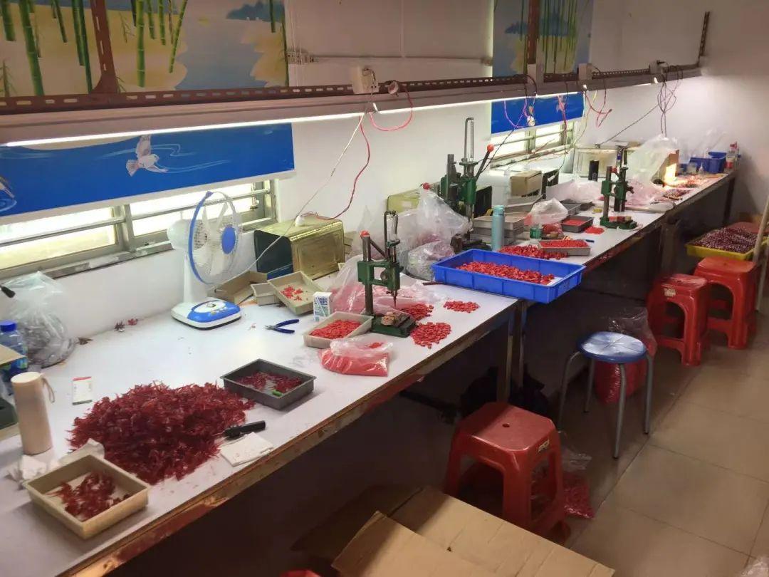 却发现该工厂确实是在生产经营塑料制品,并没有相关品牌的玩具产品