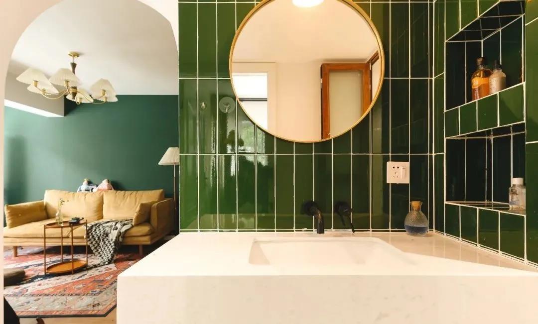 卫生间三分离的设计,极大的提高利用率;淋浴间的墙面同样墨绿色的条形