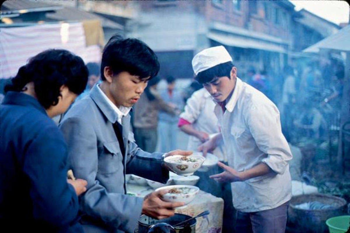 老照片1984年的昆明小锅米线是昆明人的最爱