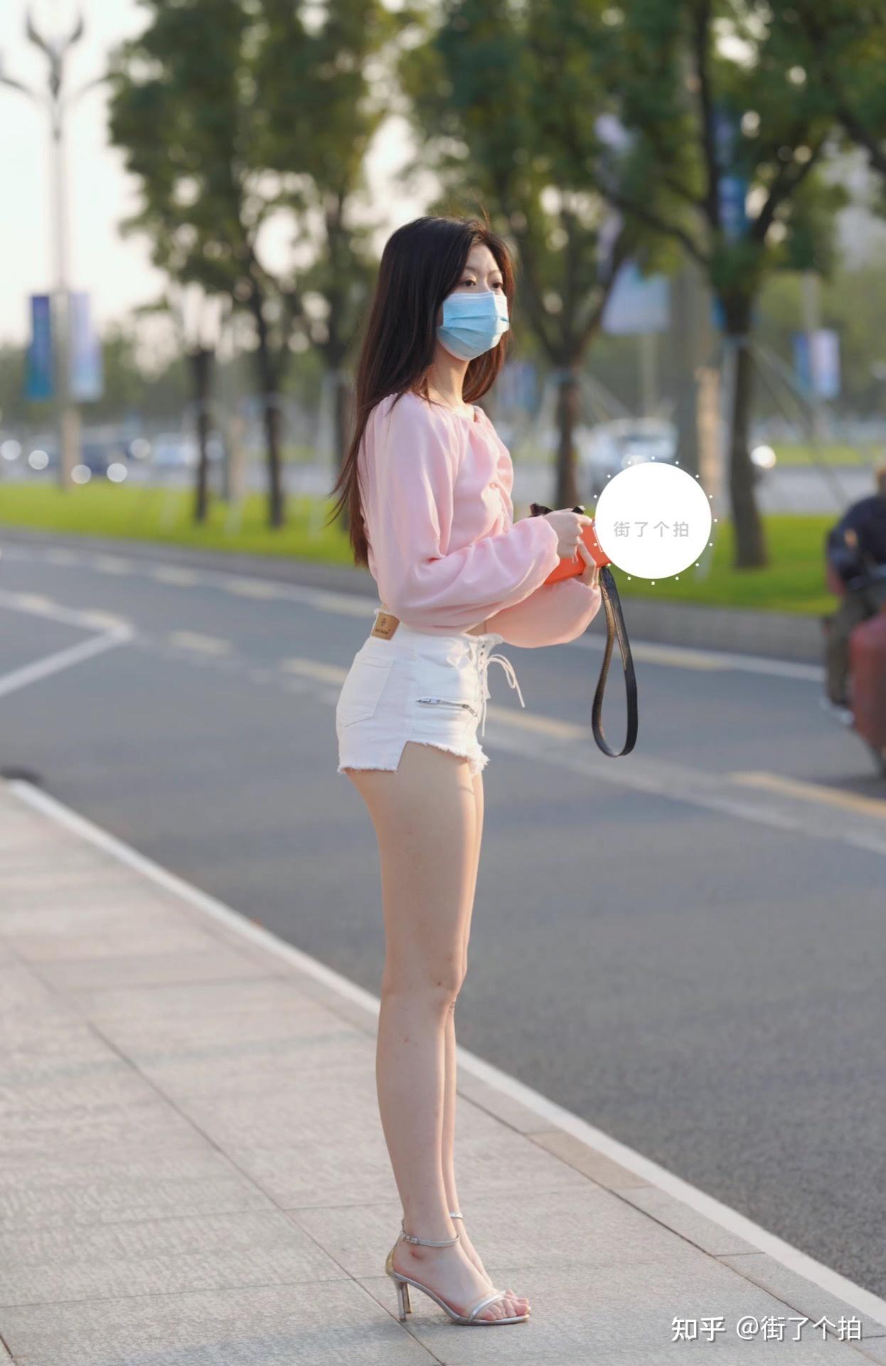 每日美图粉色上衣配热裤长腿女孩青春靓丽