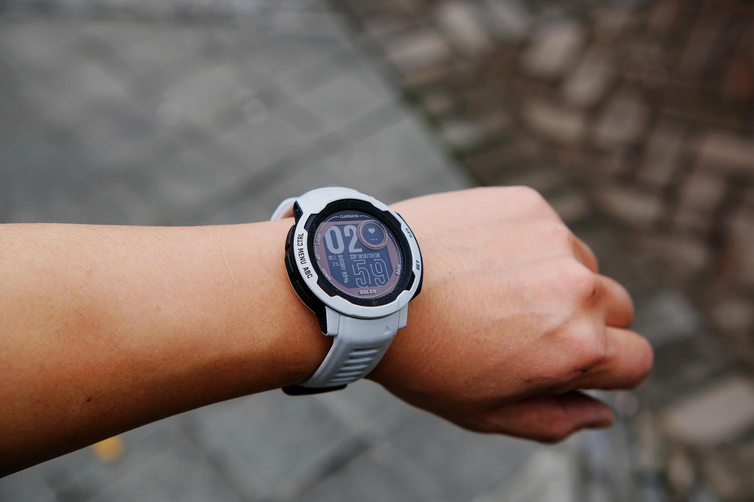 日常无需充电的太阳能智能运动手表garmin佳明本能instinct2上手体验