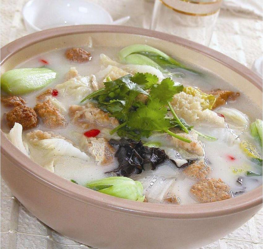 全家福大杂烩是湖南团年饭上的常客,肉丸,蛋饺,肉皮,猪肝,火腿肠,蛋卷