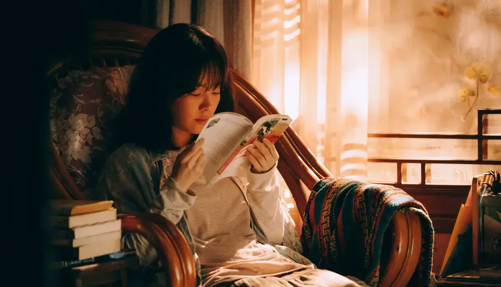 书单君一直觉得,一个正在读书的人,是会发光的.