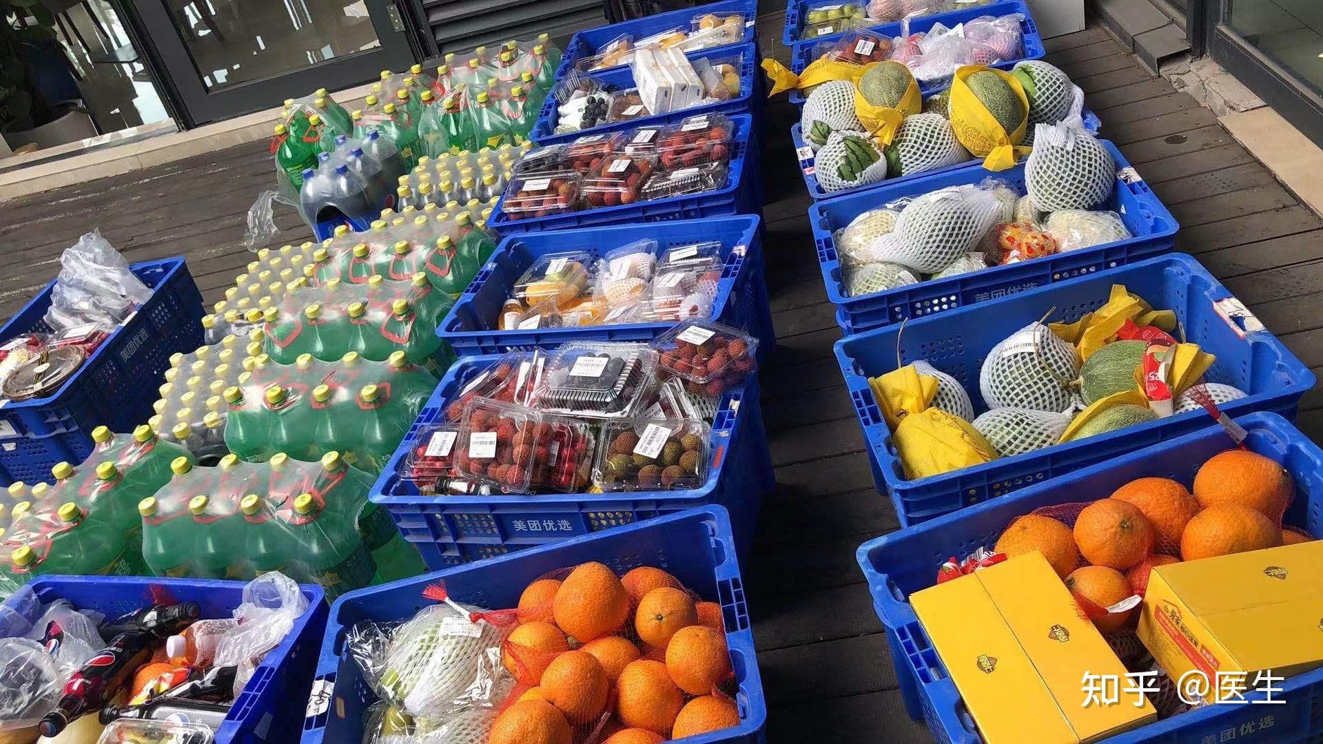 大家有没有在超市门口或者快递站门口看见过身穿黄色美团优选马甲的