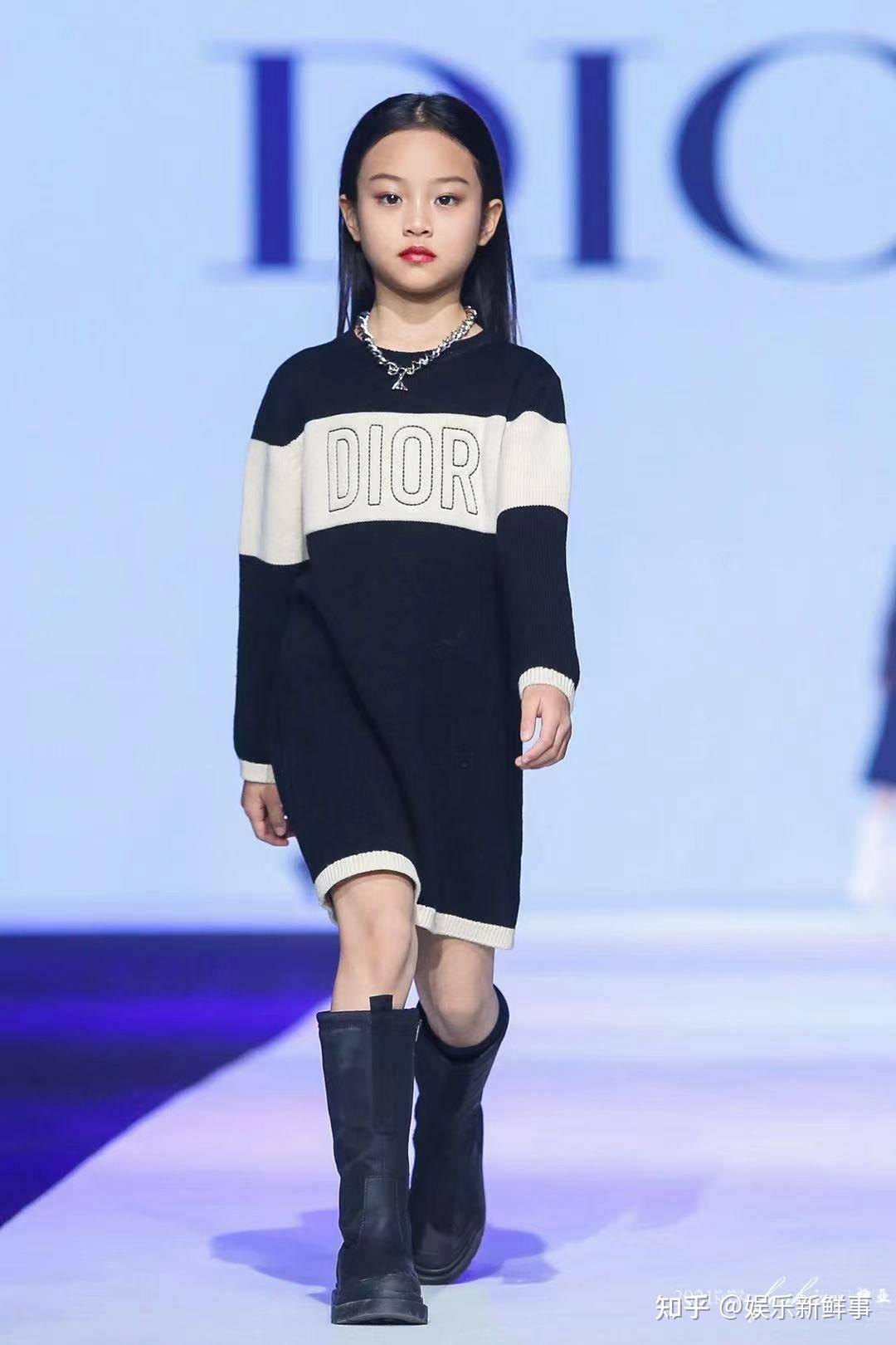 甜馨首次登台走秀走出名模范妈妈李小璐台下捧场加油助威