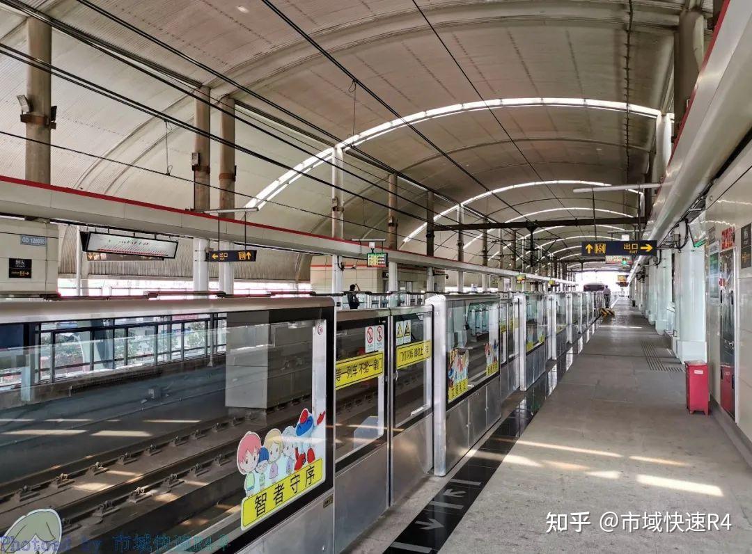 友谊西路站站厅层位于地面一层.