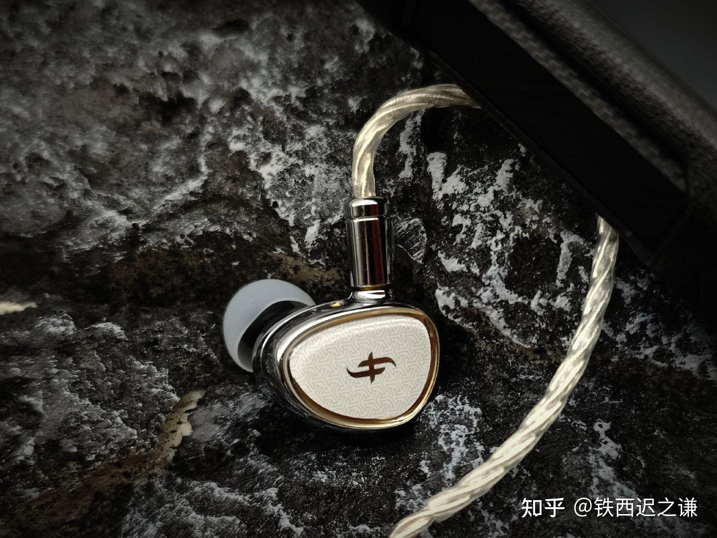 动态的话…很强,比我预期的略差一丢丢,不过放眼单动圈耳机领域,即便