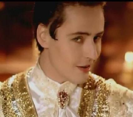 如何看待迪玛希翻唱Vitas原创歌曲《歌剧二(O