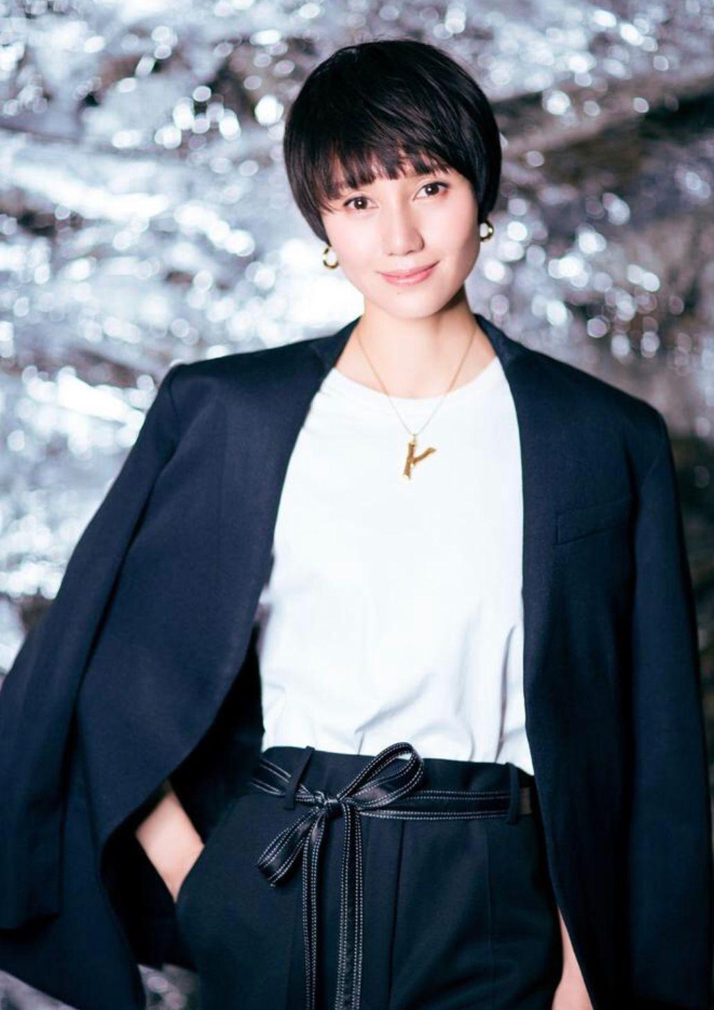 看了袁泉的长发照终于明白为什么上了年纪的女人都喜欢留短发