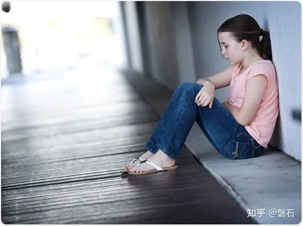 由于大多数疗法都是在成人抑郁症的基础上开发的,因此仍在定义儿童期