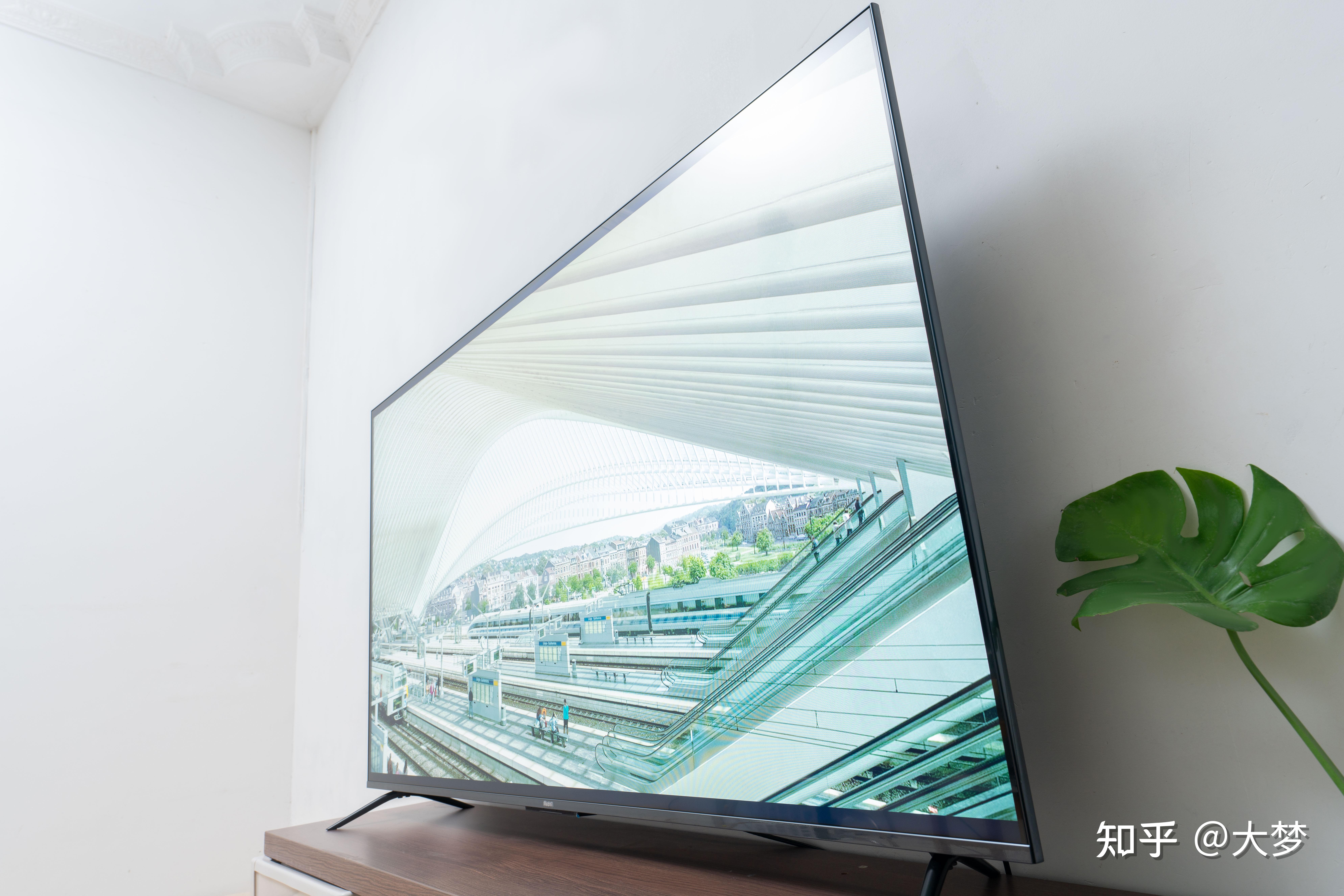 拿到redmi x65的时候,最大的感觉就是——大,65寸的大电视,光屏幕部分