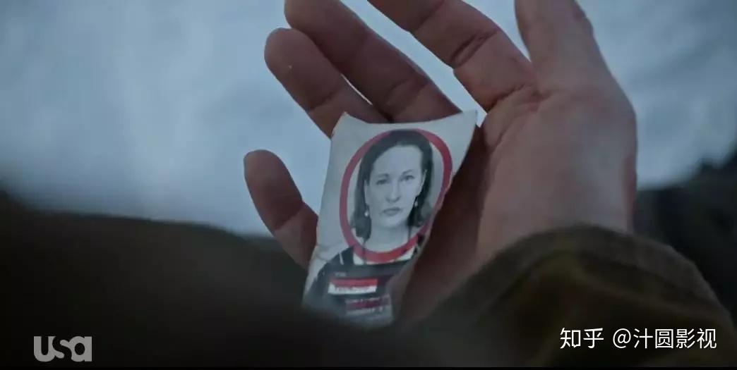 如果和电影《谍影重重》联系一下,很多人对"绊脚石"这个词应该就不会