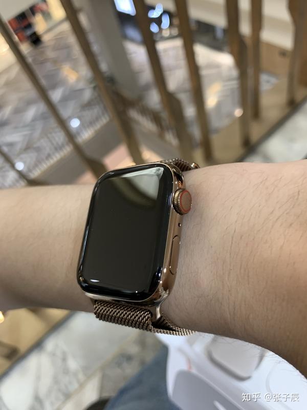 在apple store里看了看,买了个不锈钢金色金属表链款.