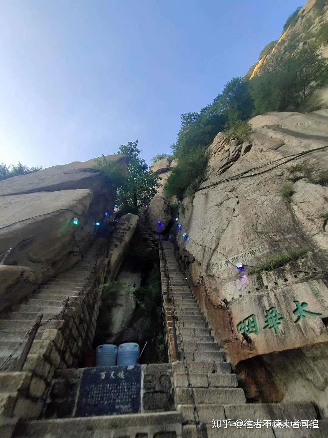【携程攻略】华阴千尺幢景点,这就是华山第一险道，凿有台阶370多级。 两旁铁索垂挂，犹如天梯，游…
