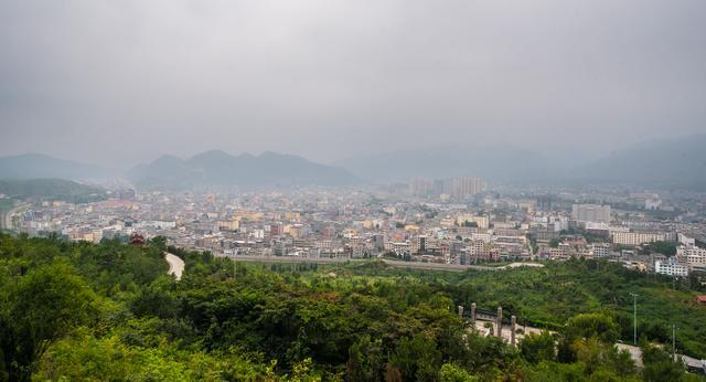 这个小城前有丹江河,背靠凤冠山,得名丹凤.