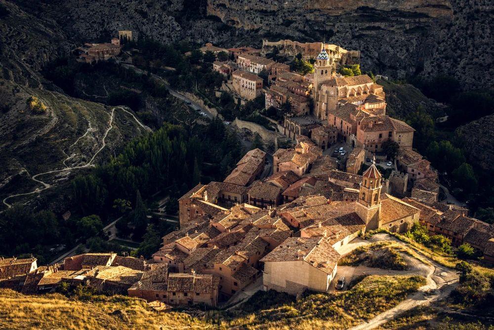 阿尔瓦拉辛是阿拉贡南部特鲁埃尔地区保存最完整的中世纪古镇.