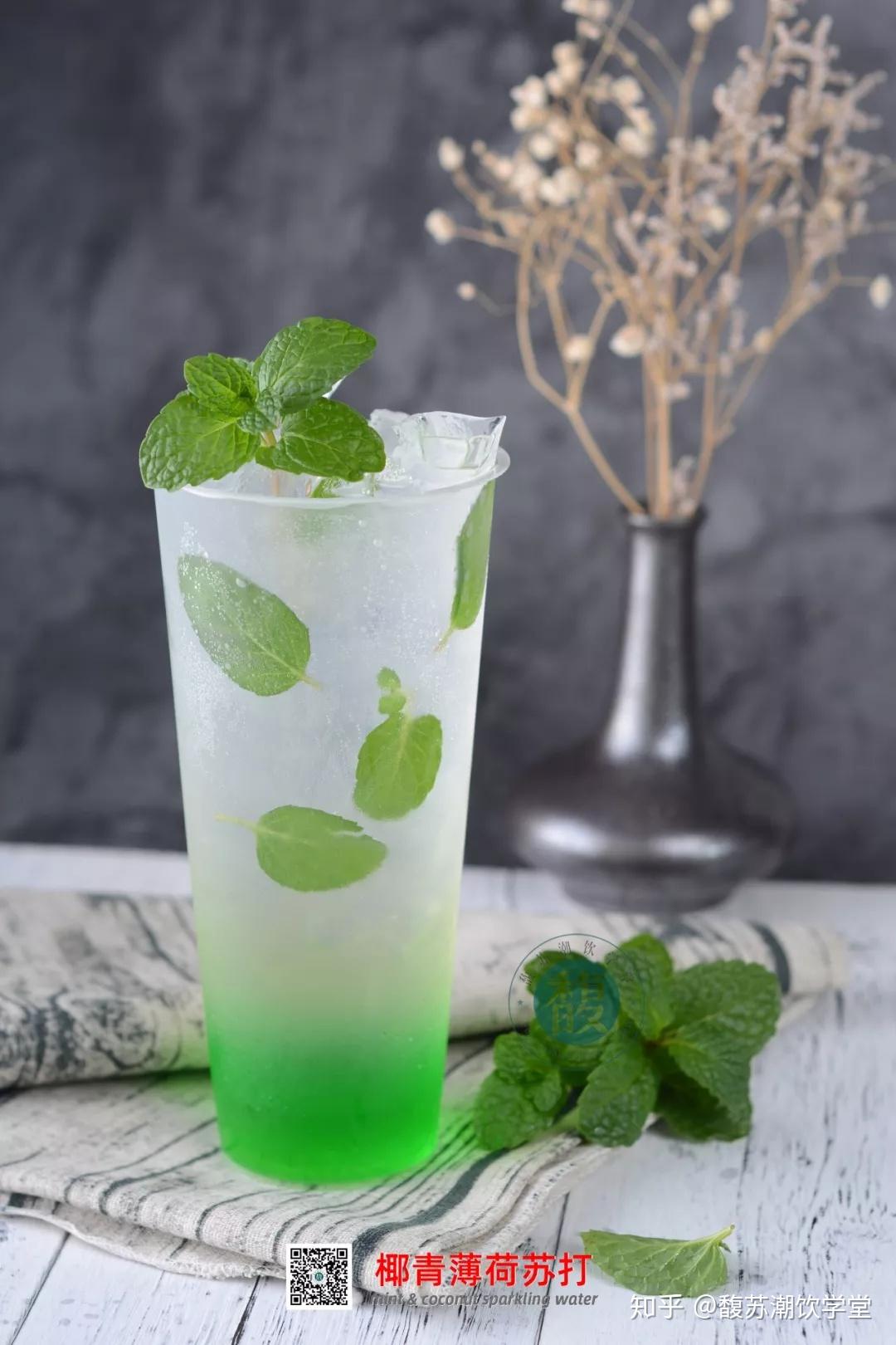 先把薄荷叶放入出品杯中捶碎;2.放入薄荷糖浆;3.
