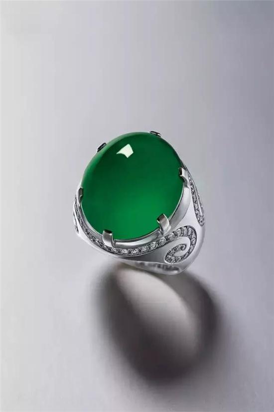 6000万!帝王绿翡翠让香港拍卖现场高潮迭起!