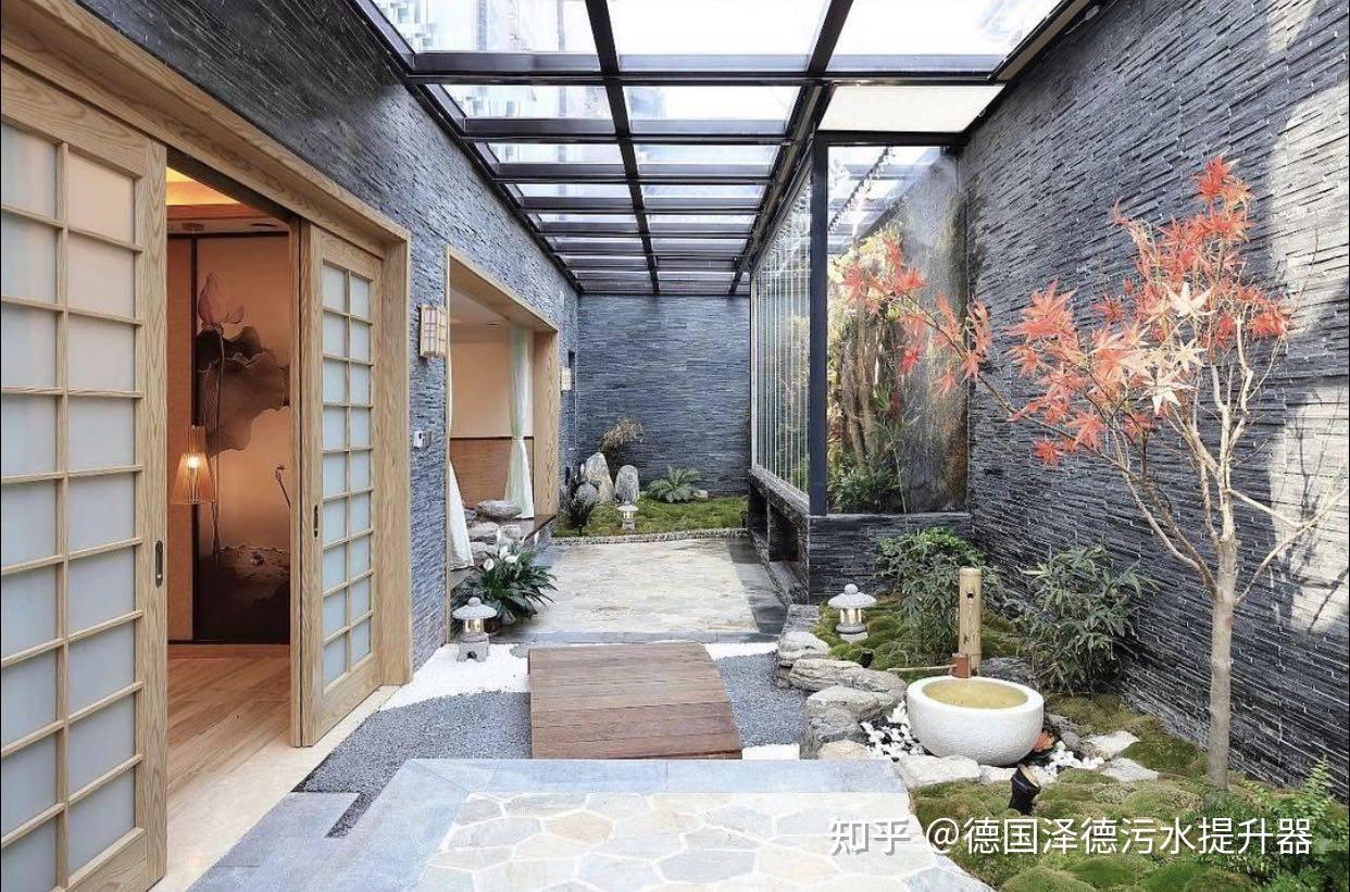 雅致些或是出于个人爱好而利用地下室的空间,整出了一个下沉式的庭院