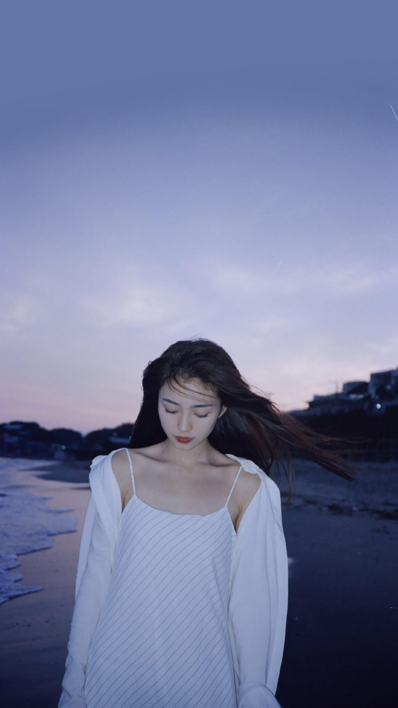 有那种背景是天空主题是个女生的正脸的壁纸吗