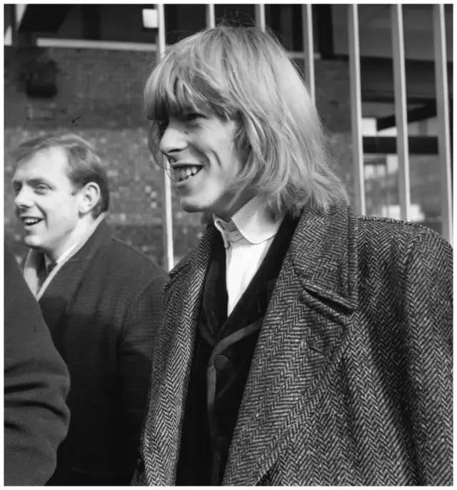 至少有三个davidbowie而昨天你究竟在为哪个哭泣