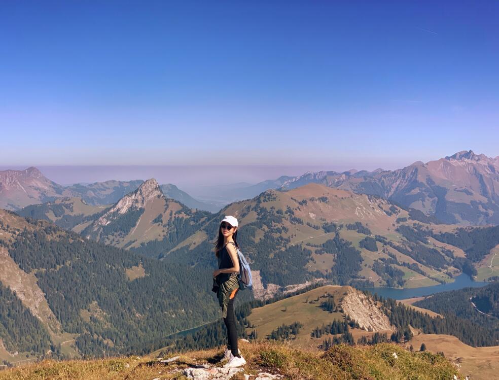 瑞士碩士留學生在徒步登山中學習國際企業的風險管理