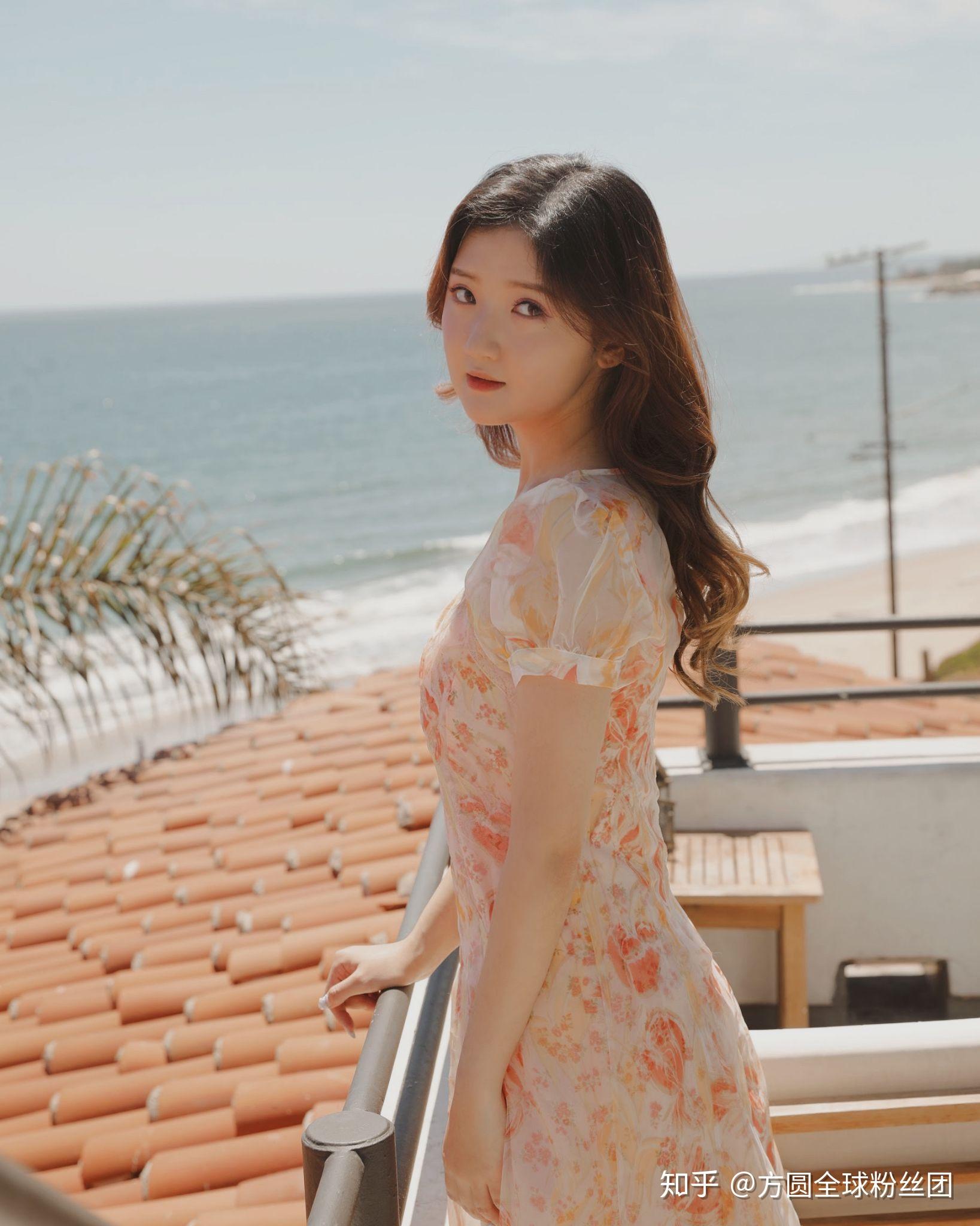 歌手方圆果色碎花衣裙写真尽显活力百态