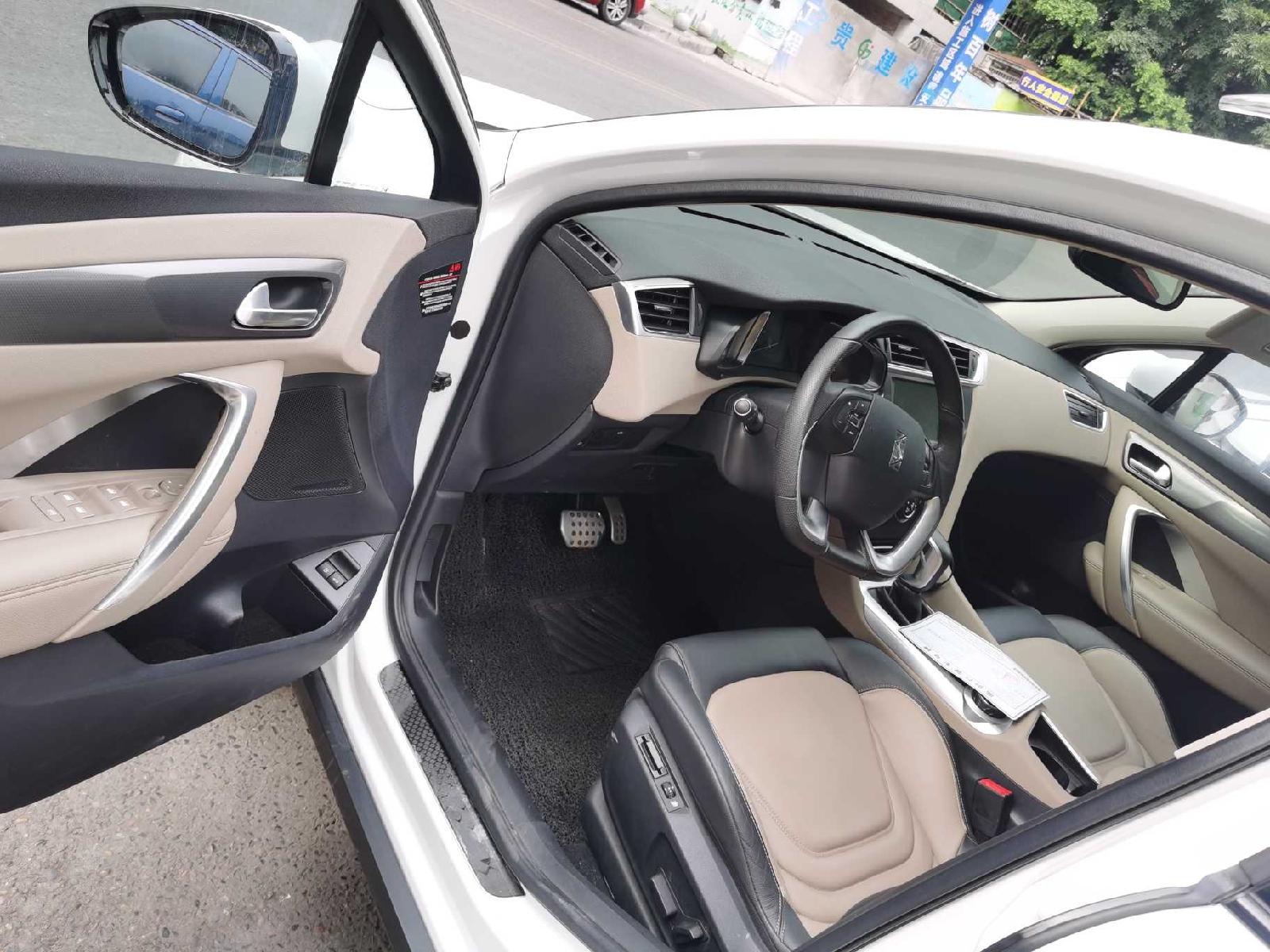 接下来我开始检查驾驶舱,ds6内饰造型与ds5ls完全相同,浅米白色的整体