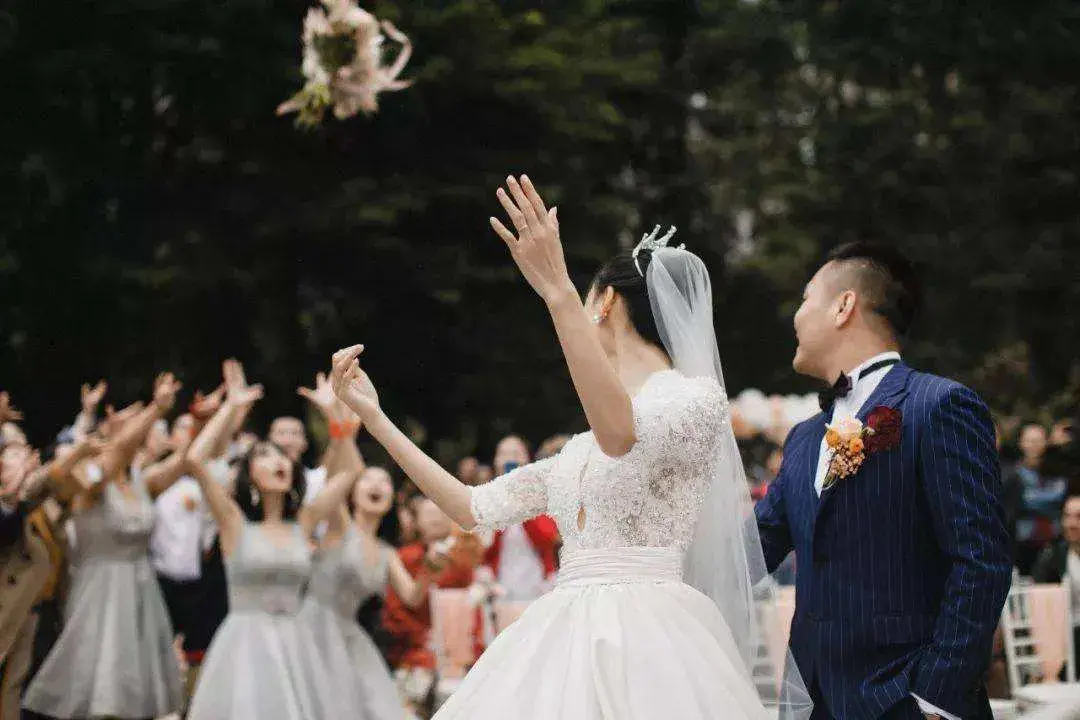 民间的西式婚礼,也了有抛花球这一项事实上,西方也有闹婚传统,最常见