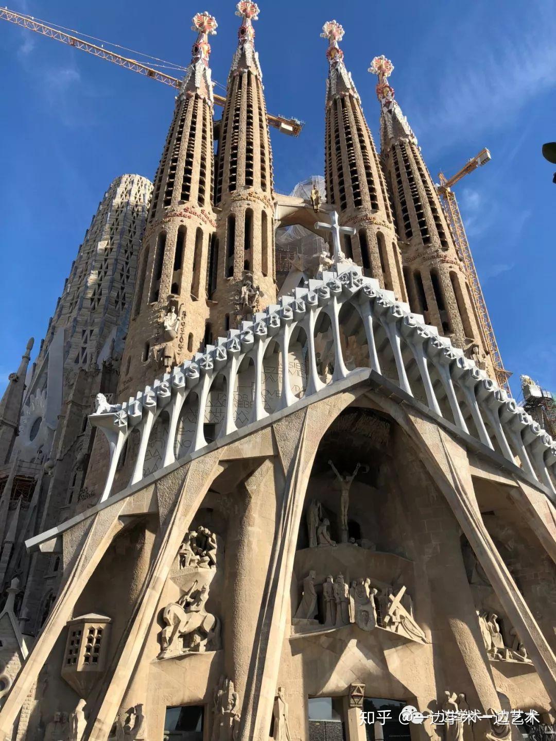 于是31岁的高迪接手,整整43年的心血都花在圣家堂的设计上.