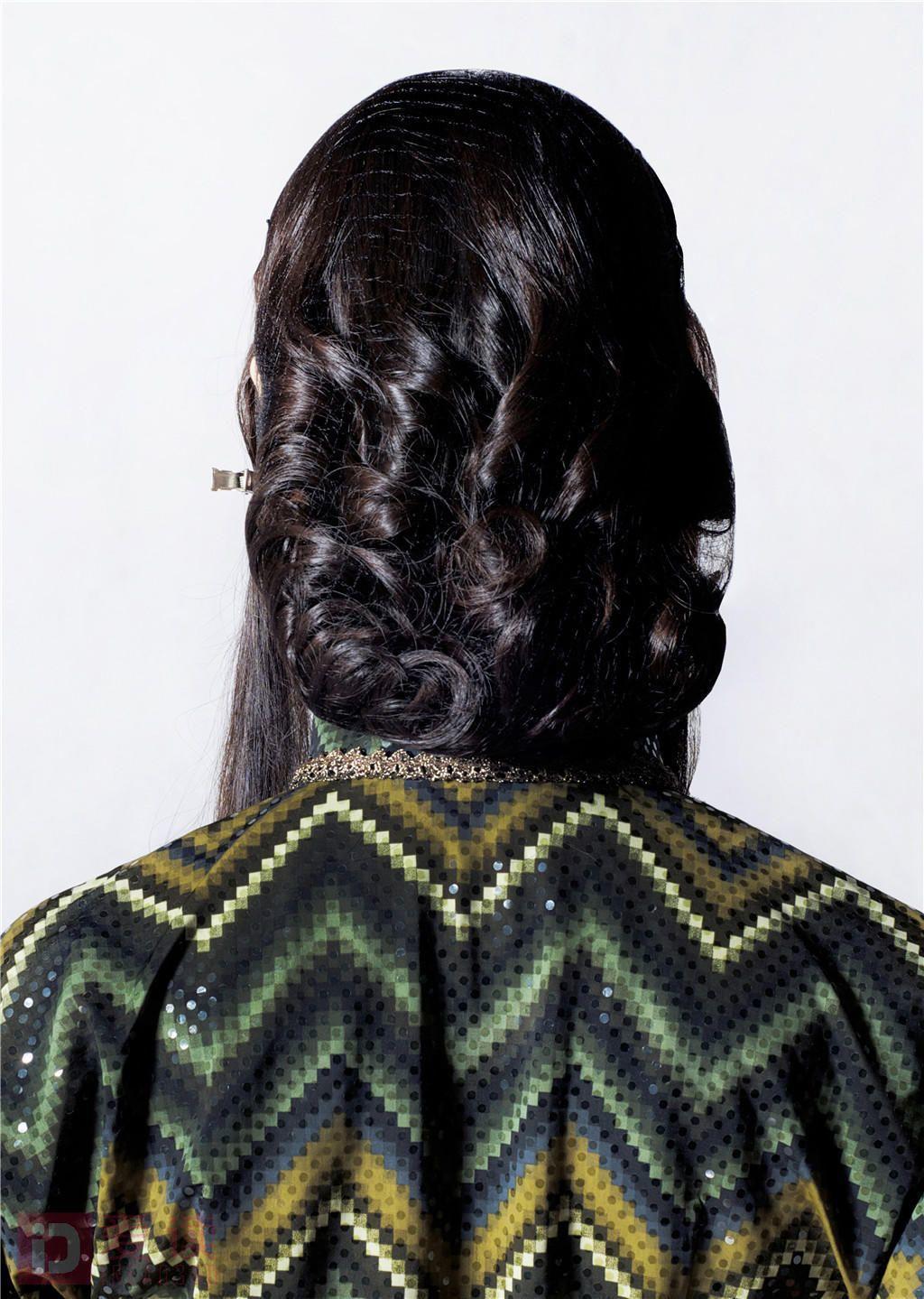 2:用22mm的卷发棒将后发区头发向后方进行烫卷,烫发时需将发棒呈竖裹