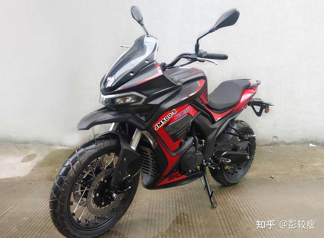 作为吉利旗下的摩企,它最早成立于1995年,之前推出的jm400趴赛,jm雷神