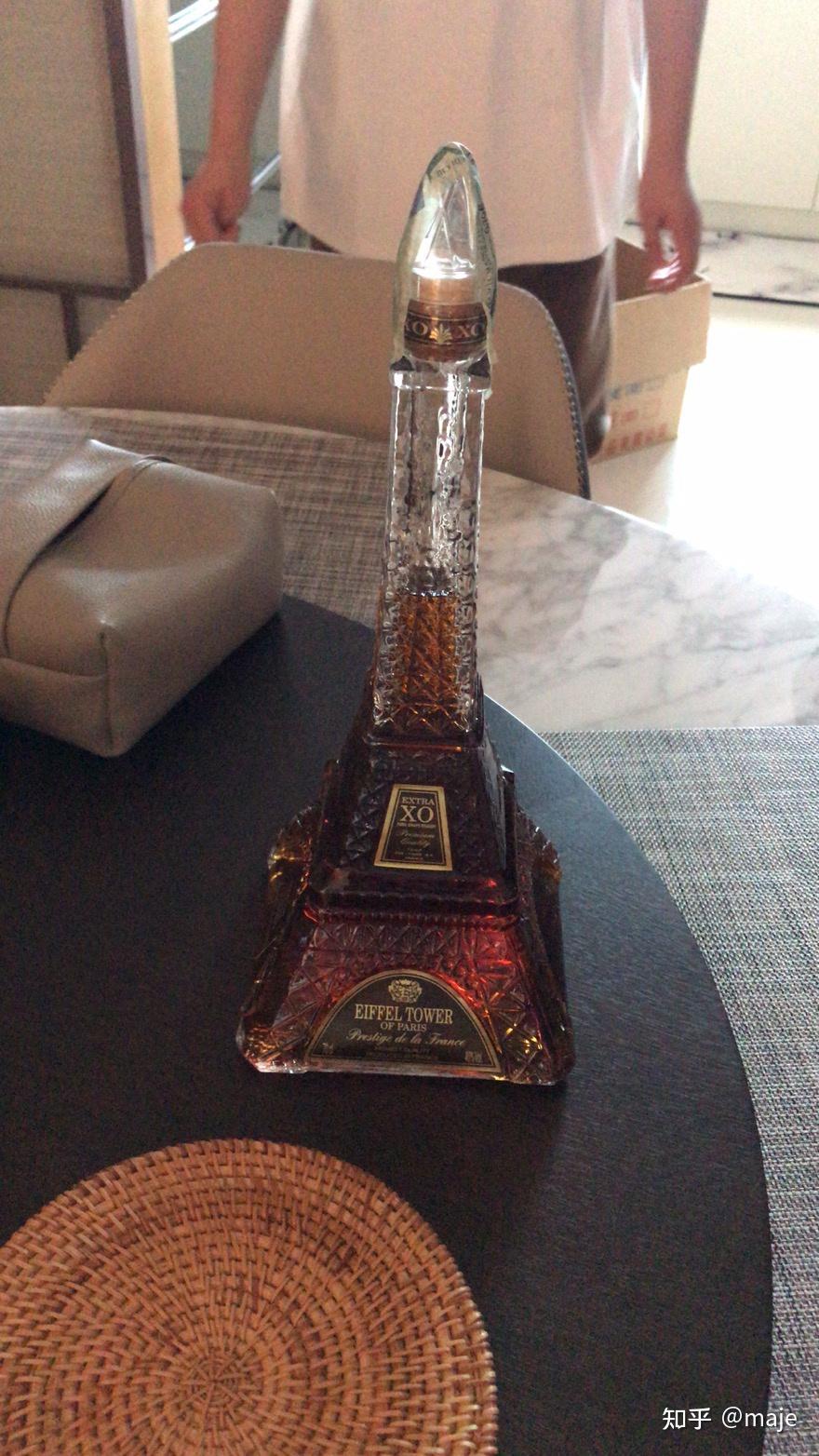 懂行的帮看下这瓶2013年的铁塔xo现在值多少钱