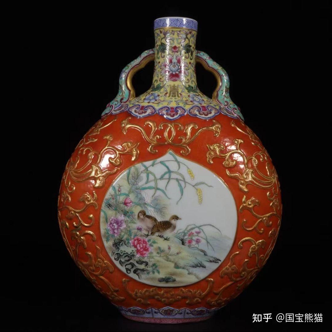 乾隆年制款黄地粉彩沙红描金雕刻缠枝莲开窗花鸟纹抱月瓶。尺寸