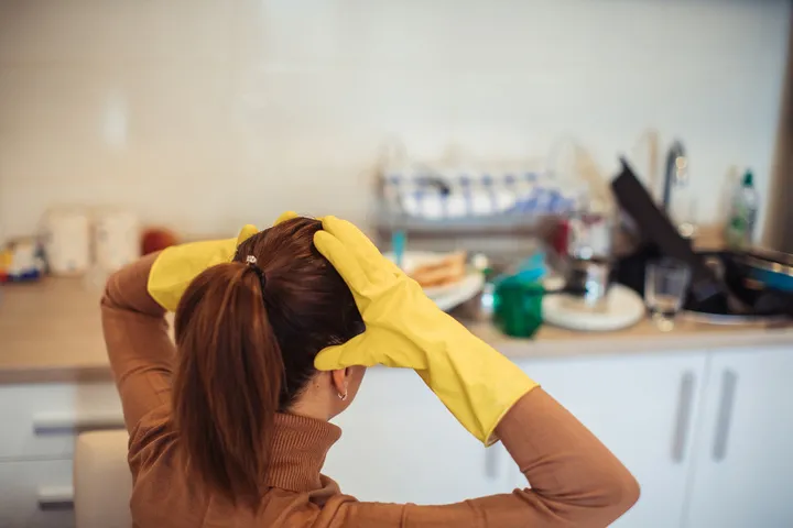 实在是让人头疼吃完年夜饭的成堆碗筷洗碗成了大家都犯愁的事情碗盘很