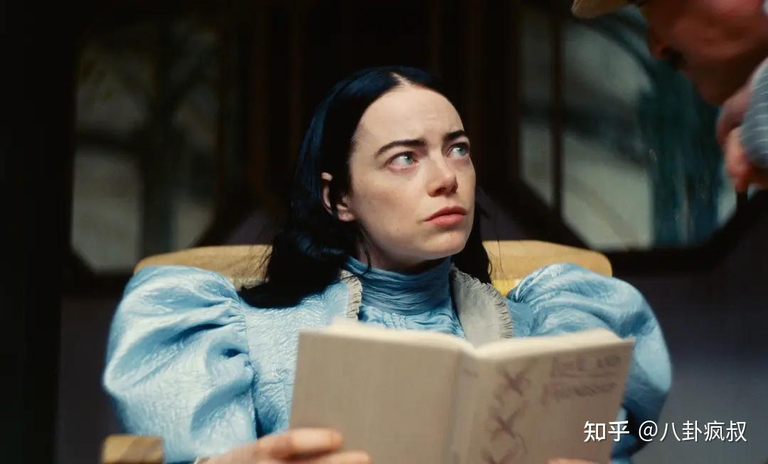 艾玛·斯通凭借《可怜的东西》大尺度表演继《爱乐之城》之后二度封后