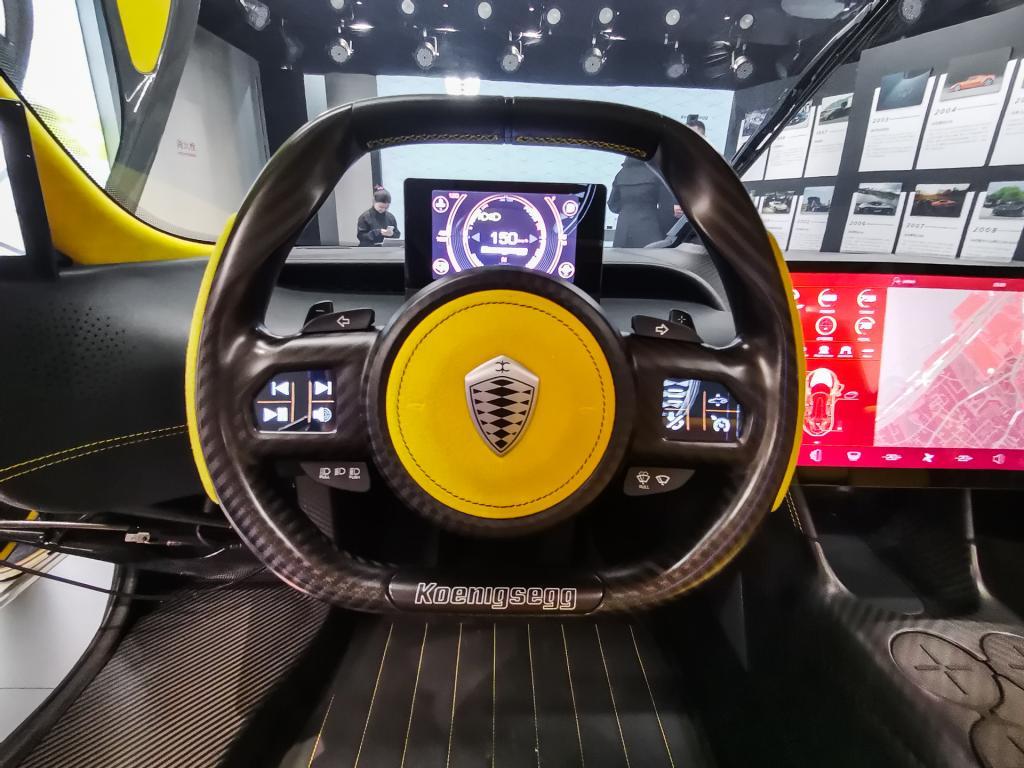 内饰设计有很多亮点,几乎取消了所有实体按键,取而代之的是触控屏幕