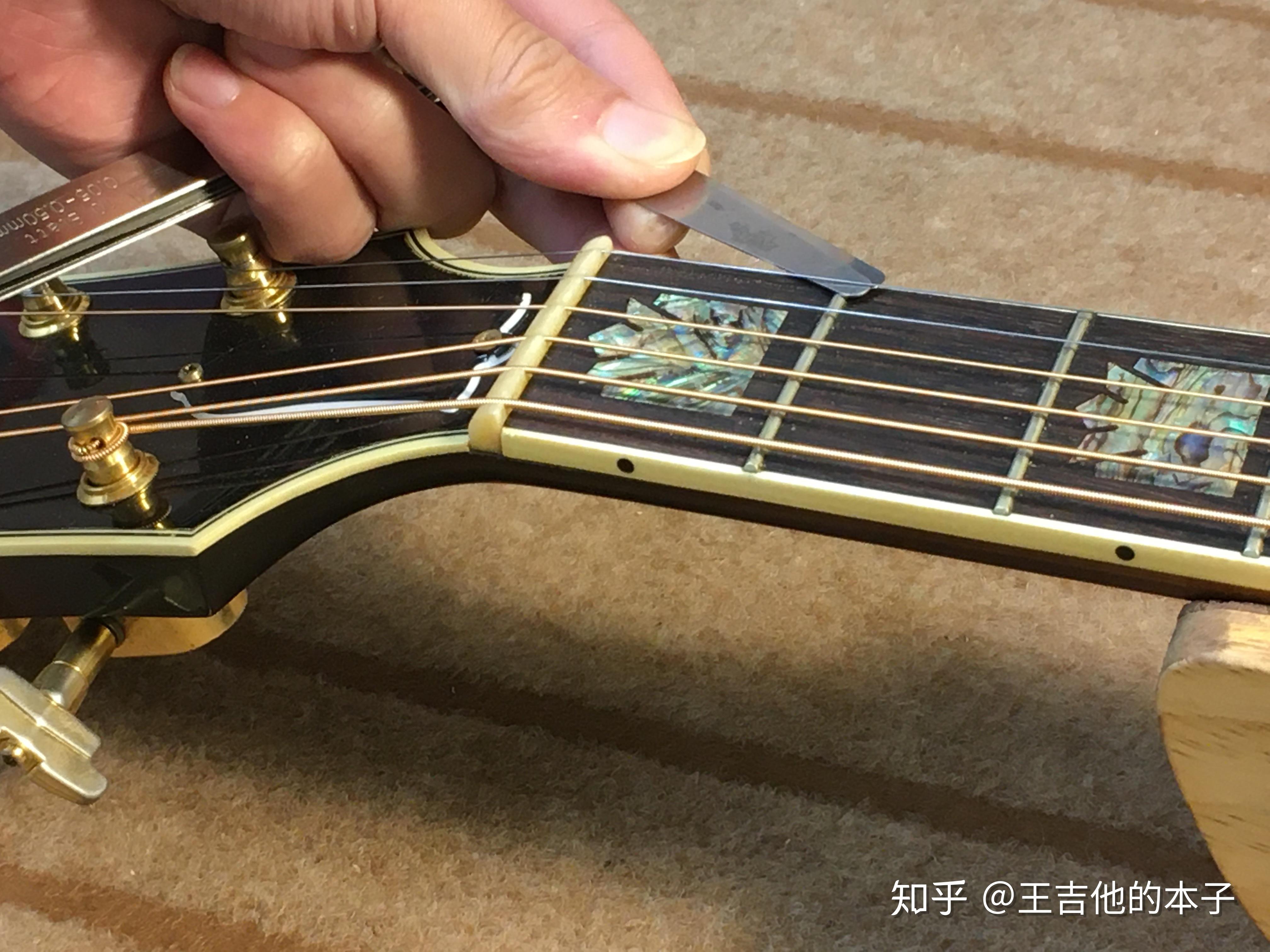 1品的6弦的弦距在调整好琴颈弯曲度和修完品丝后,再来检查吉他的弦距