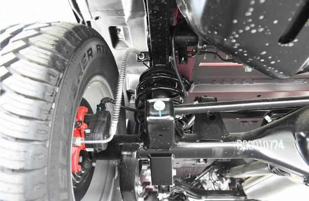 底盘方面的另外一项升级就是前后轮距的提升,新的bj40 plus对前后轮距