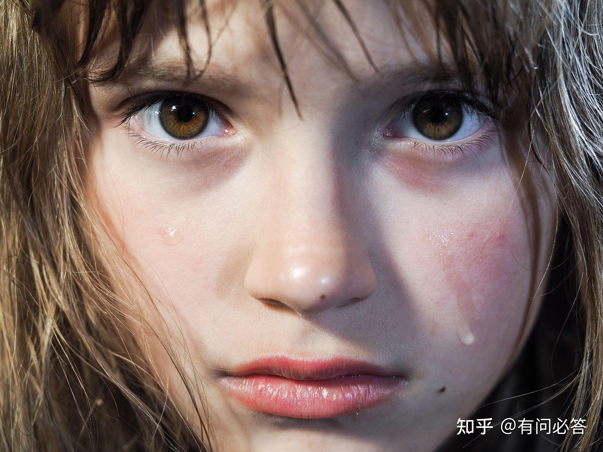 但镜头中人物的头顶会被剪掉,画面底部可以从下颚方开始特写:受,愤怒