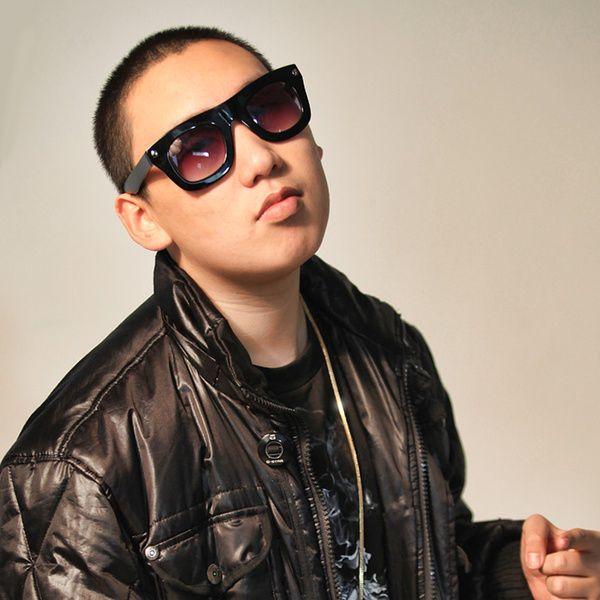 他是中国低龄说唱第一人不光热狗想与其合作而且还是法老说唱的引路人