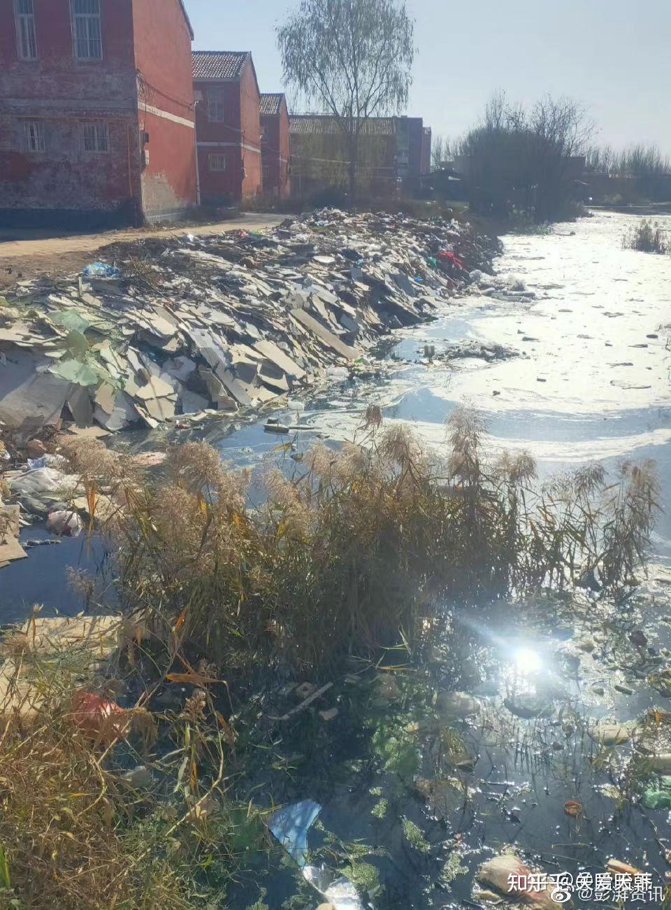 邯郸魏县北皋镇西街学校东侧有个小区污水常年排放水面生活垃圾不堪入