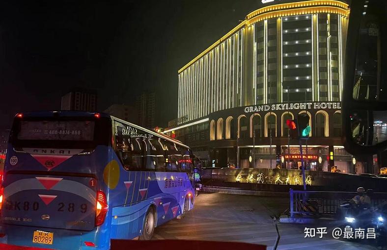 江西长运74台大巴载着3800名白衣天使连夜驰援南昌