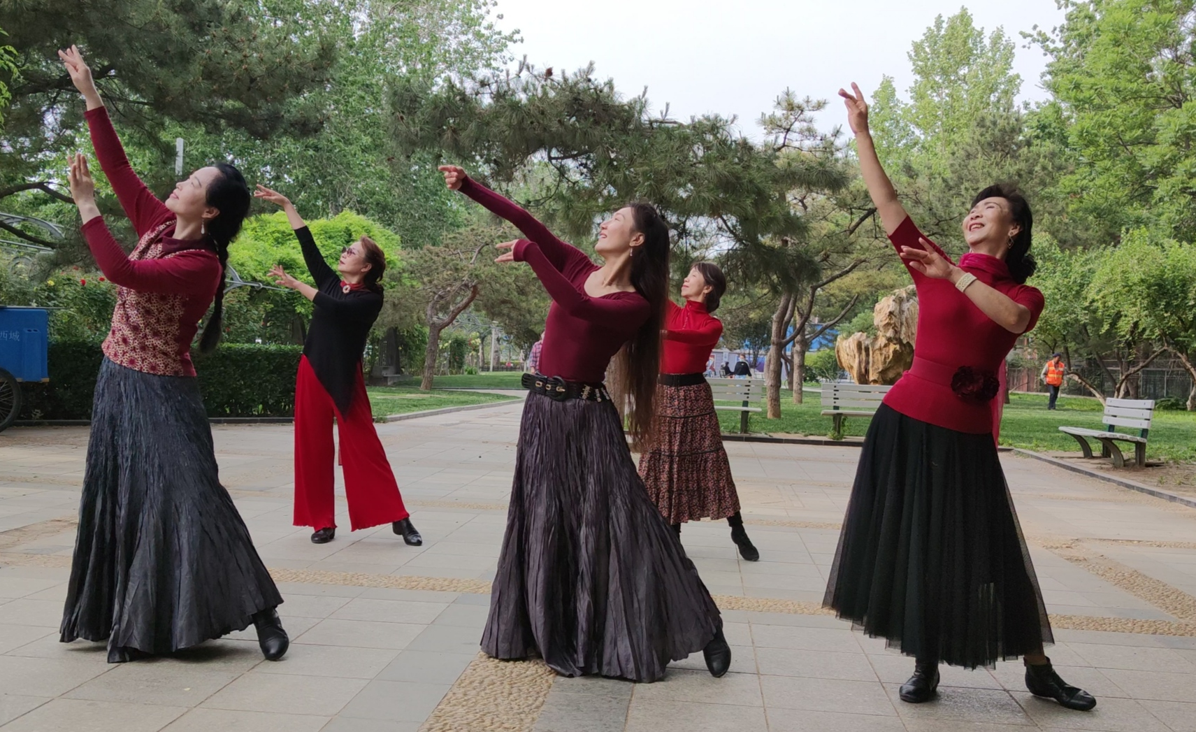 广场舞康巴情团队版节奏舒缓而温馨跳得真好看