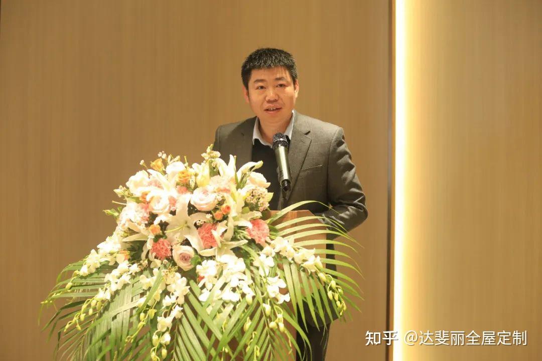 会议开场后,董事长罗建林先生首先上台致辞,向到场合作伙伴致以亲切的