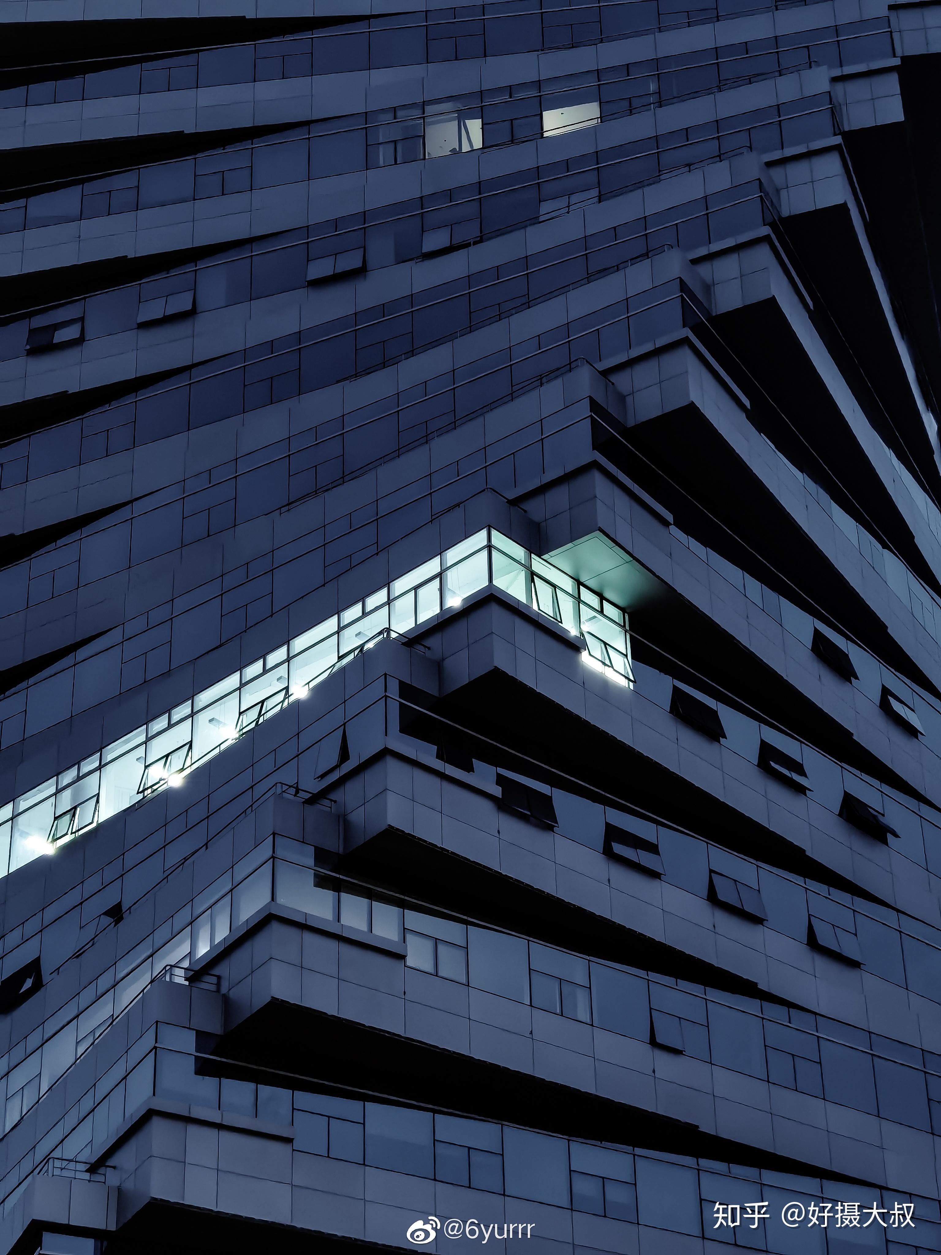 建筑自身存在的立体几何,让画面富有空间感与体块感.