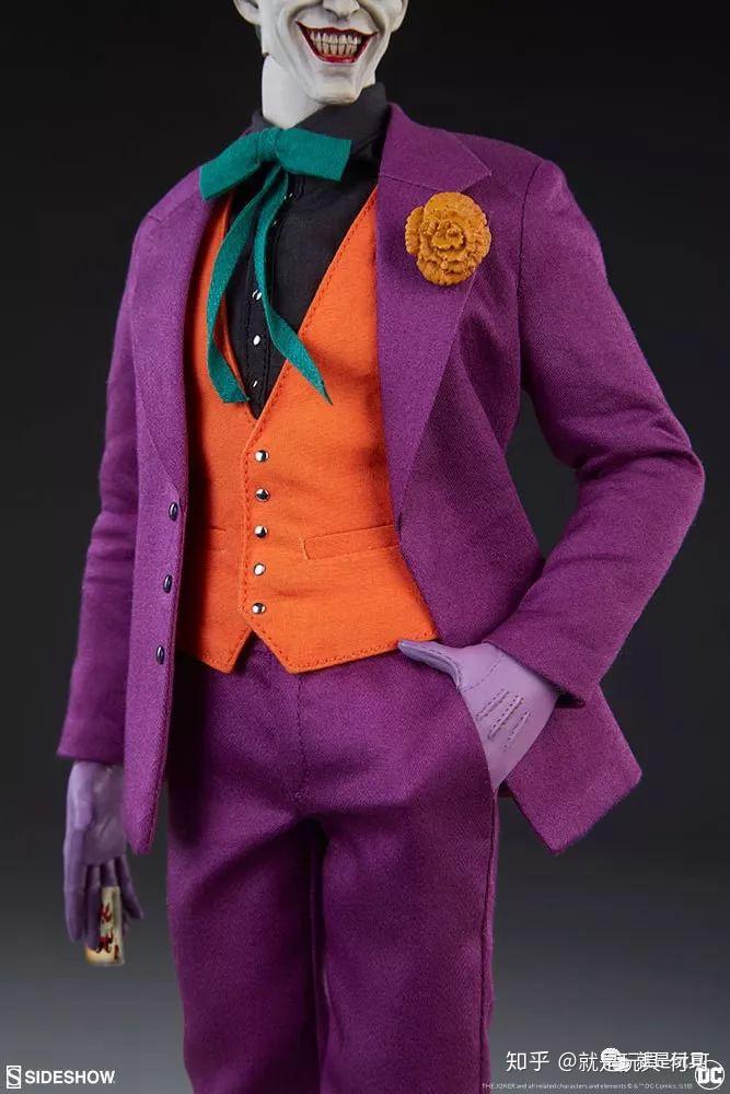 虽然同是漫画版,但这款新小丑没给风衣造型,而是改成了更加合身的紫色