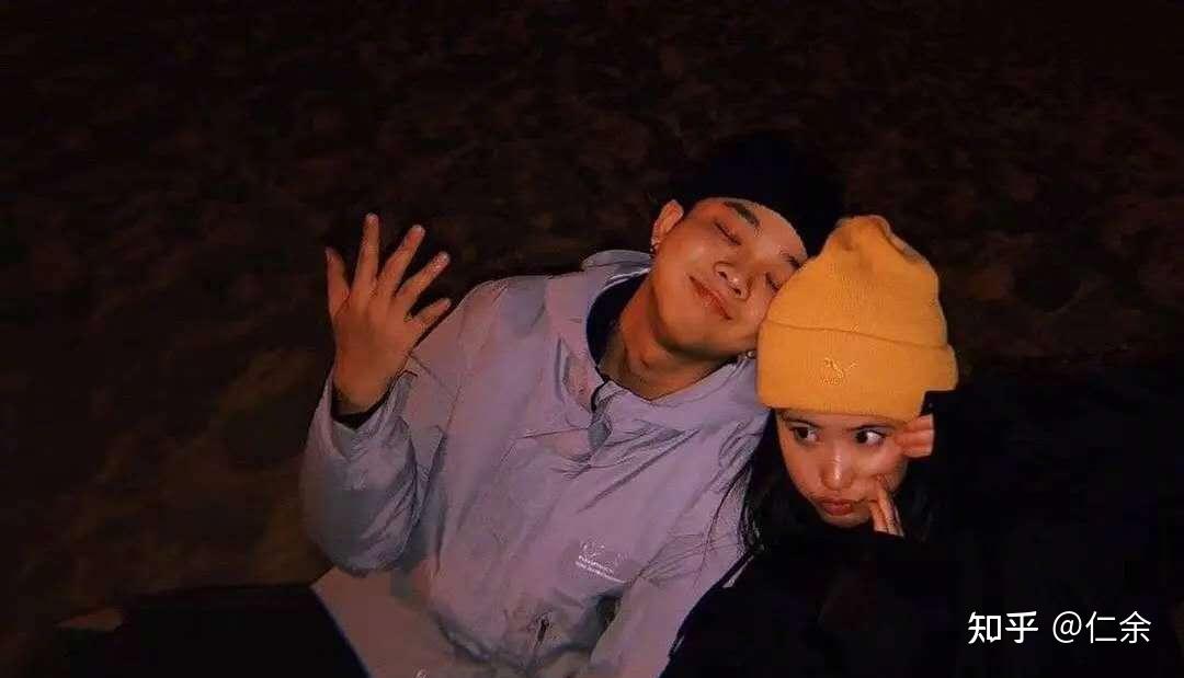 玩new wave的李佳隆舞台上总是为了氛围表现得比较svage,但私底下,他